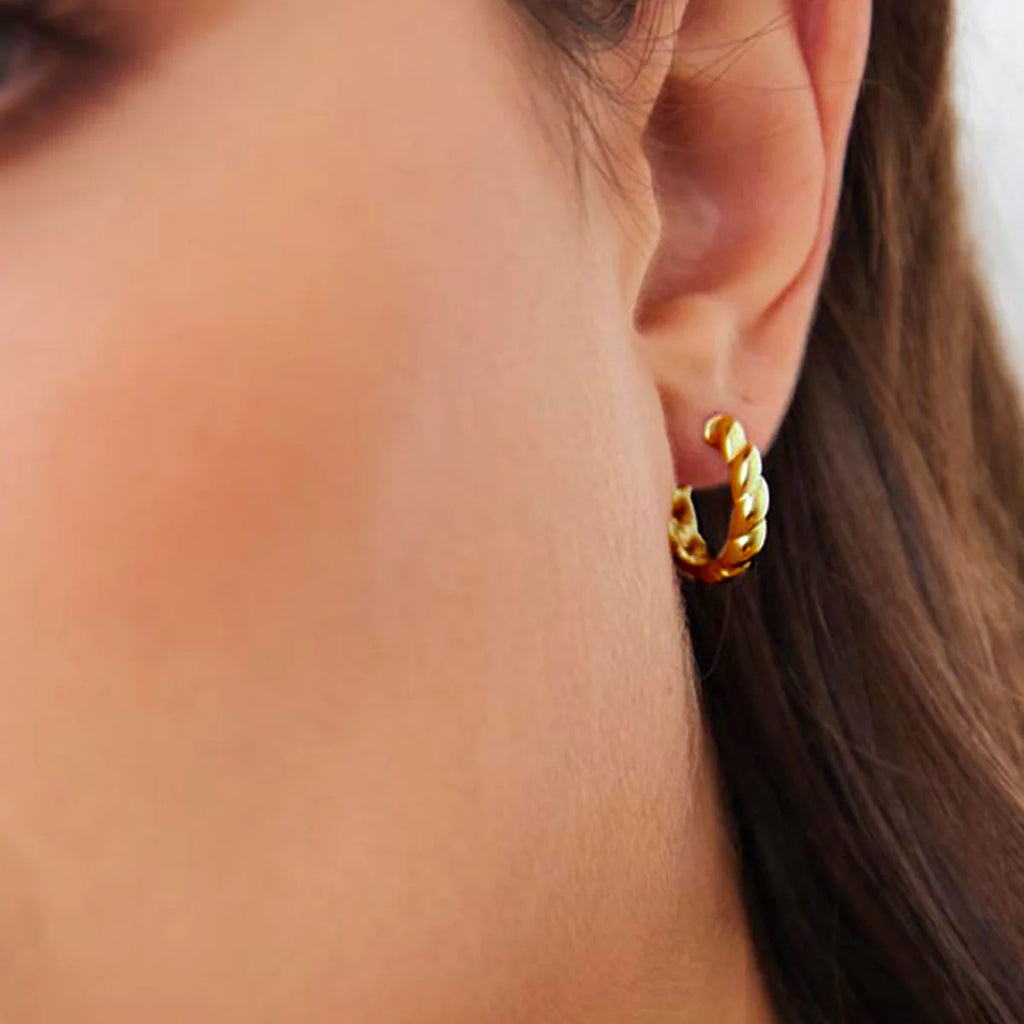 NAJO Zippy Twist Huggie Earring Colour: Yellow Gold E6519