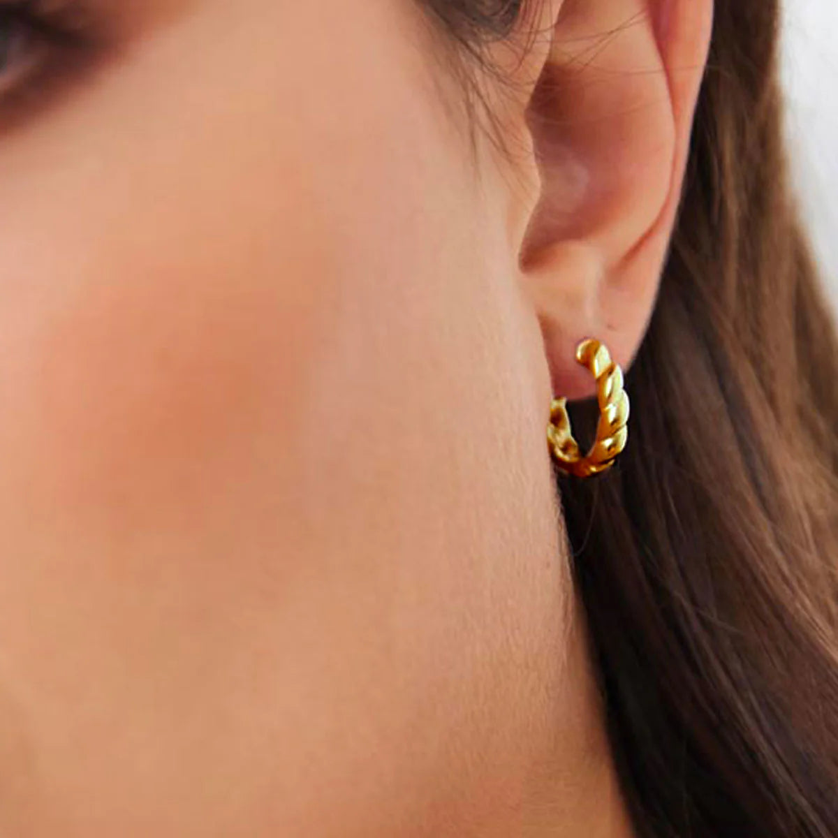 NAJO Zippy Twist Huggie Earring Colour: Yellow Gold E6519