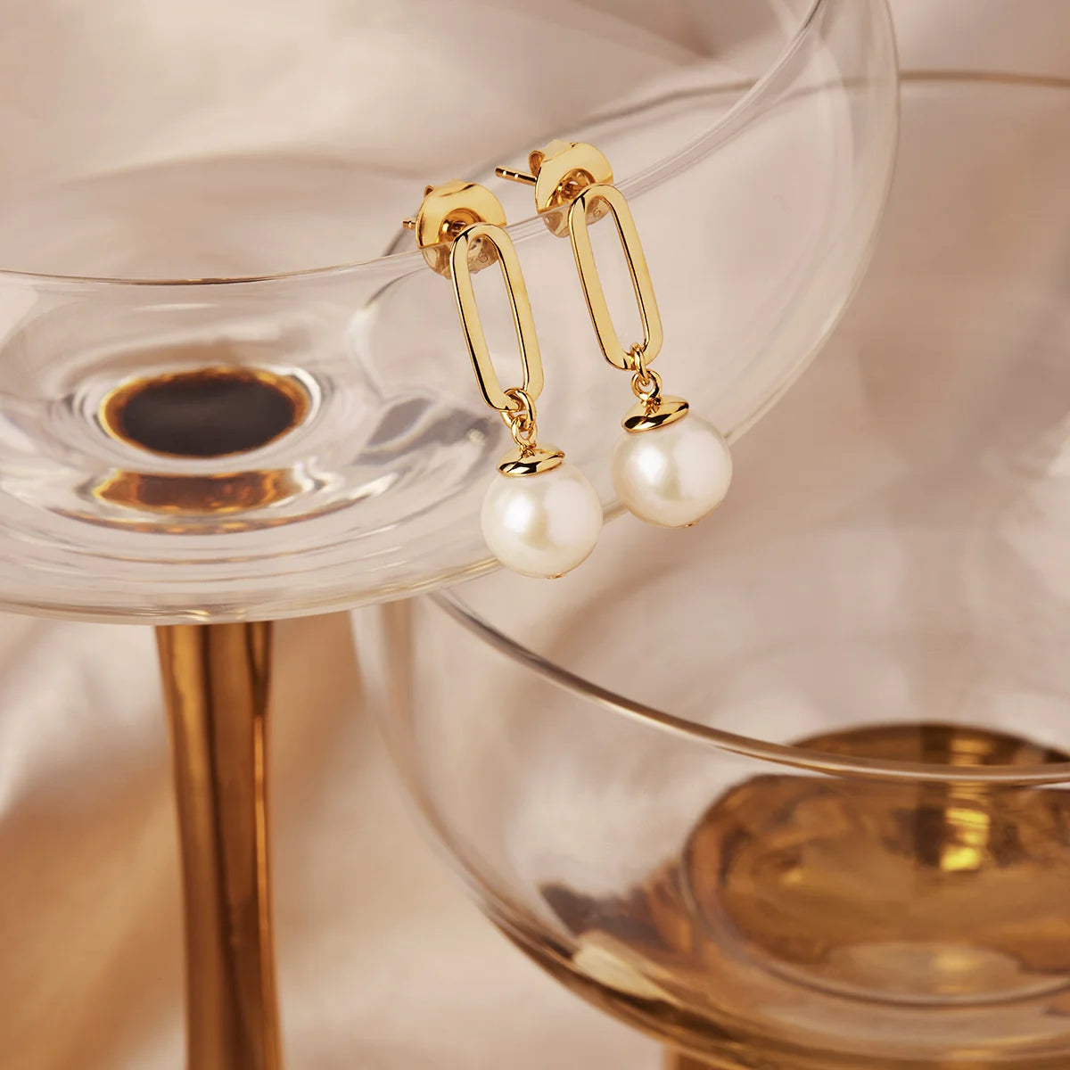 The Enchantress Pearl Drop Stud Earrings Yellow gold E7170