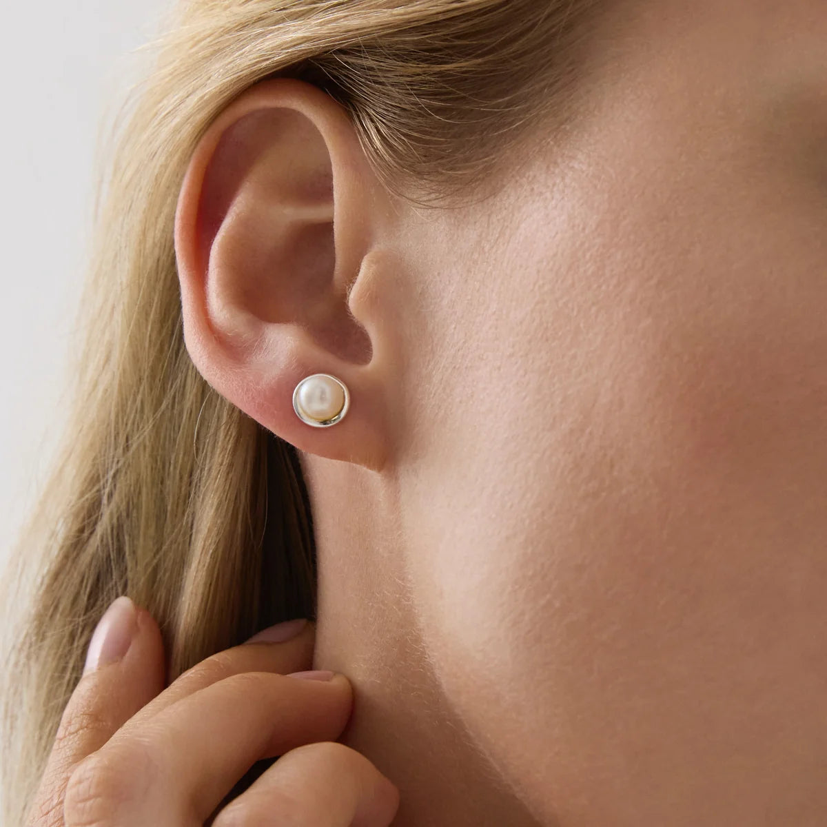 Moonbeam Pearl Stud Earrings E7636 Silver