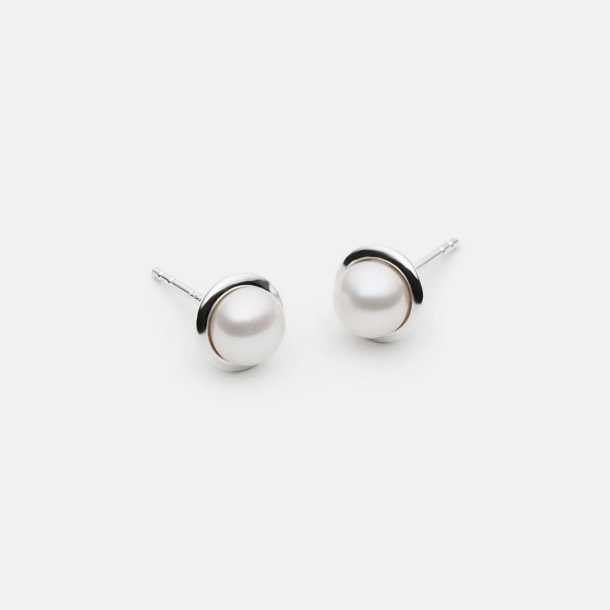 Moonbeam Pearl Stud Earrings E7636 Silver