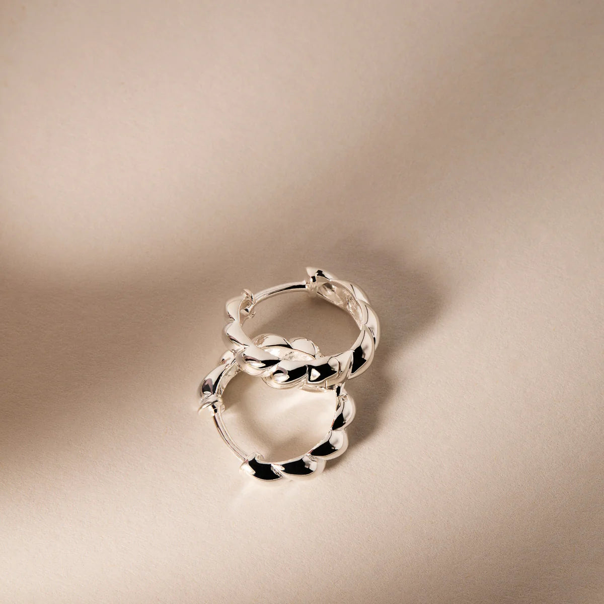NAJO 'Zippy Twist' Huggie Earrings E6517