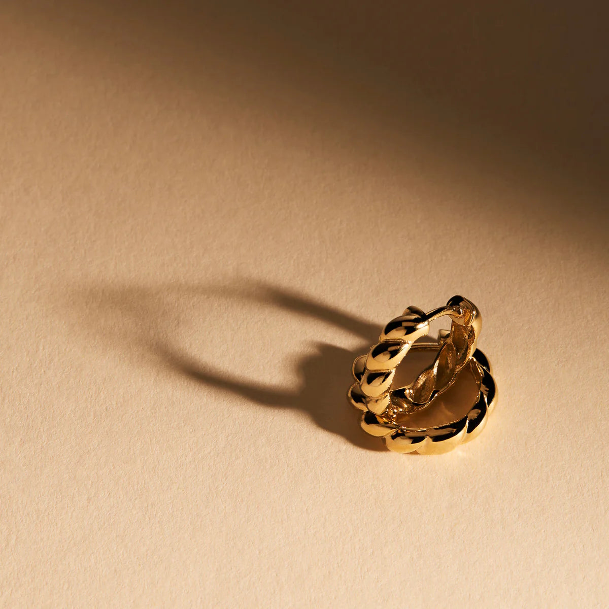 NAJO Zippy Twist Huggie Earring Colour: Yellow Gold E6519